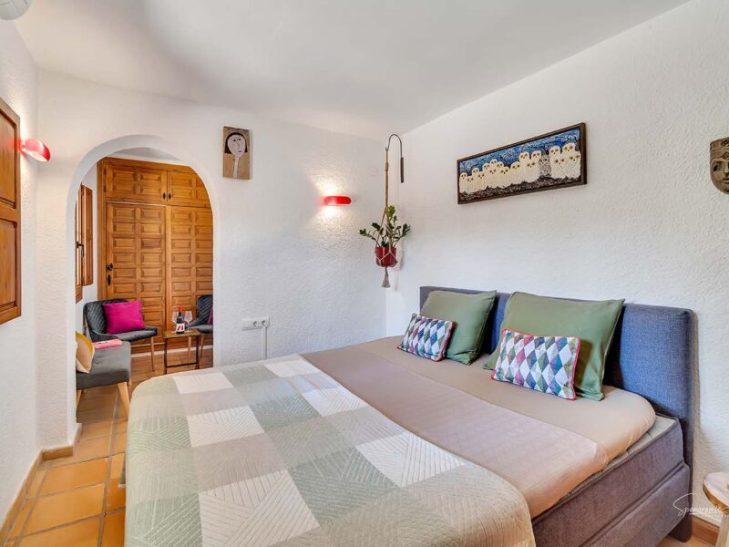 Atractivo dormitorio 'Alcalali' con cama de matrimonio, mesillas de noche y auténticos detalles de madera.