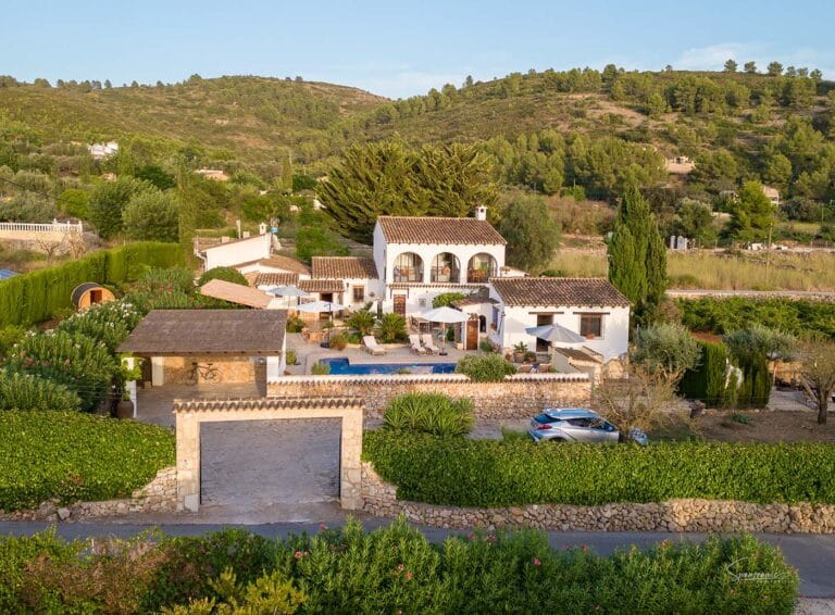 Overzicht van Casa Llibertat B&B, genesteld in het heuvelachtige landschap van de Costa Blanca.