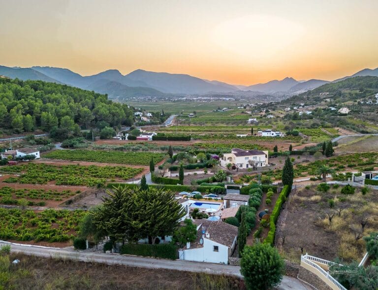 Uitzicht over bergachtig landschap vanaf het zwembad bij Casa Libertat in de regio Alicante.
