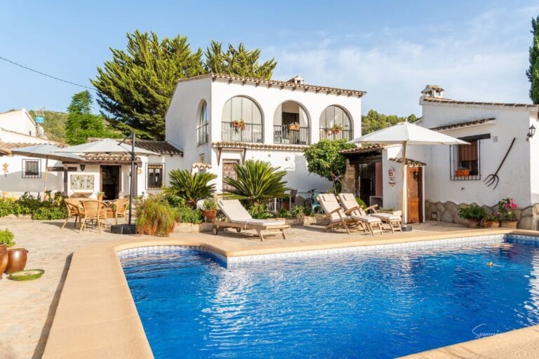 Zonnige witte villa van Casa Llibertat B&B met terras en zwembad.