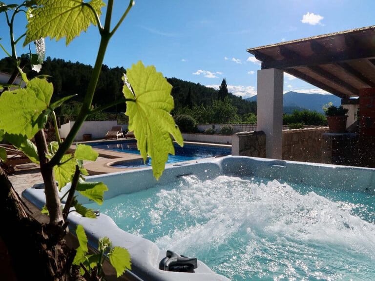 Luxe bubbelbad jacuzzi omringd door wijngaarden bij Casa Llibertat B&B - wellness faciliteiten voor ontspanning tijdens uw verblijf in Costa Blanca