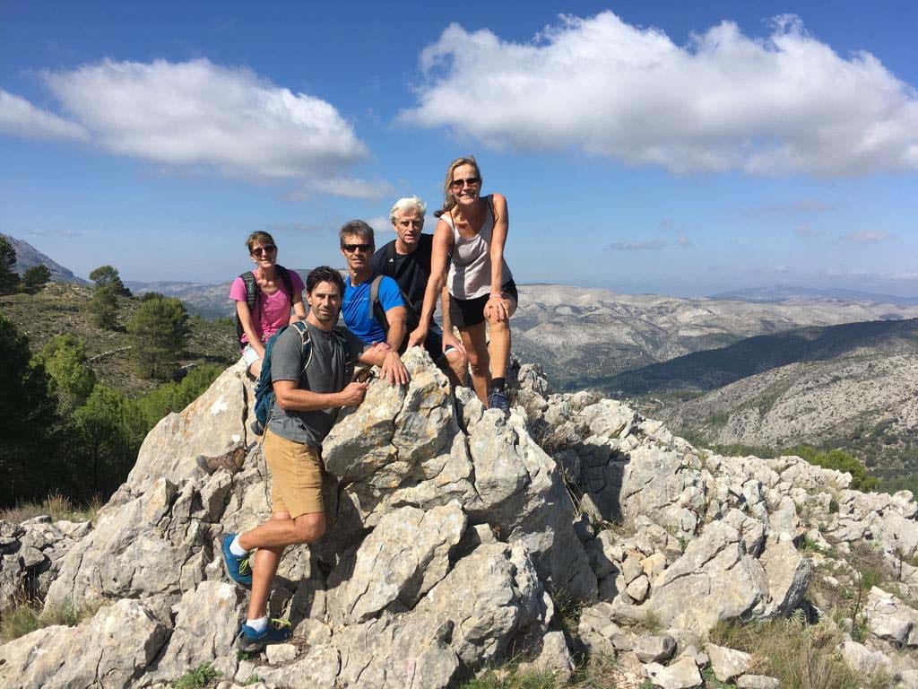 Wandelgroep op rotsachtige bergtop in Costa Blanca - wandelvakantie georganiseerd door Casa Llibertat B&B met spectaculair uitzicht over de vallei