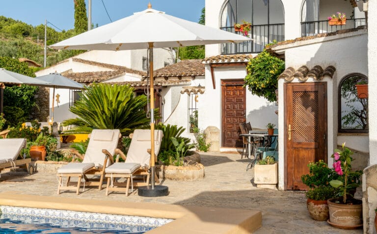 Privézwembad met ligstoelen en mediterrane tuin bij Casa Libertat.