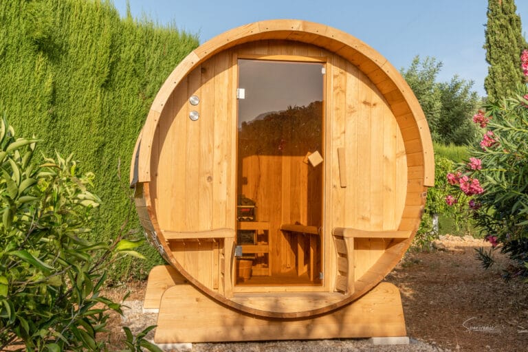 Houten sauna in de tuin van Casa Libertat voor ultieme wellness en ontspanning.