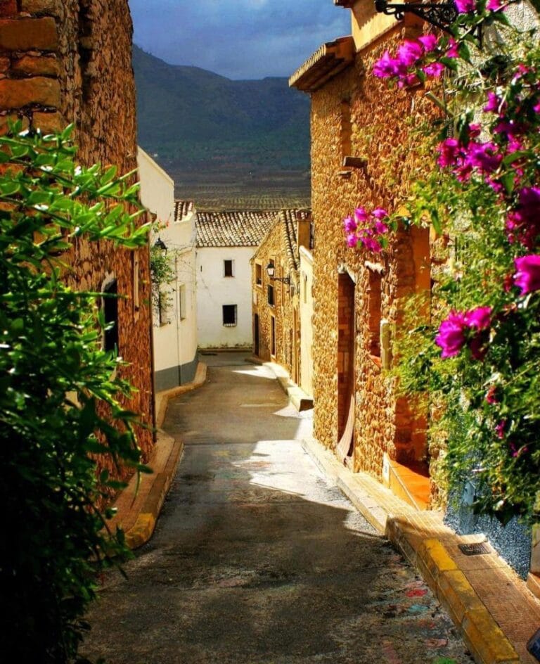 Pittoreske, smalle straat in Llíber met mediterrane sfeer en authentieke Spaanse architectuur.