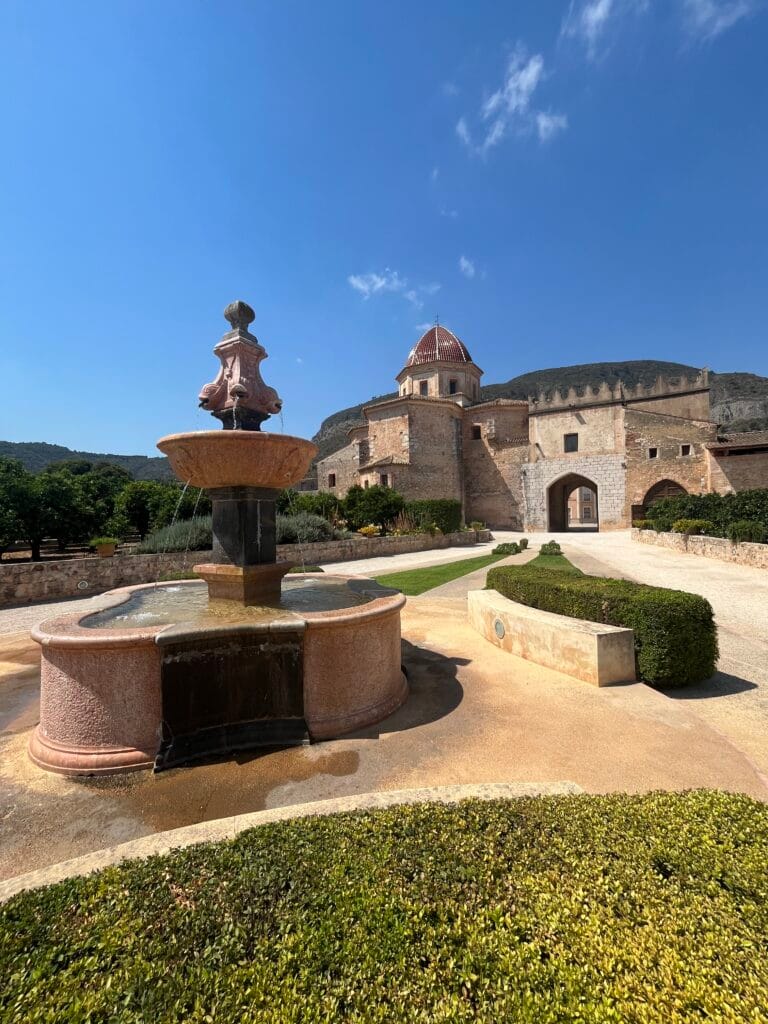 Historisch klooster met fontein nabij Casa Llibertat B&B - culturele bezienswaardigheid tijdens uw vakantie in Costa Blanca