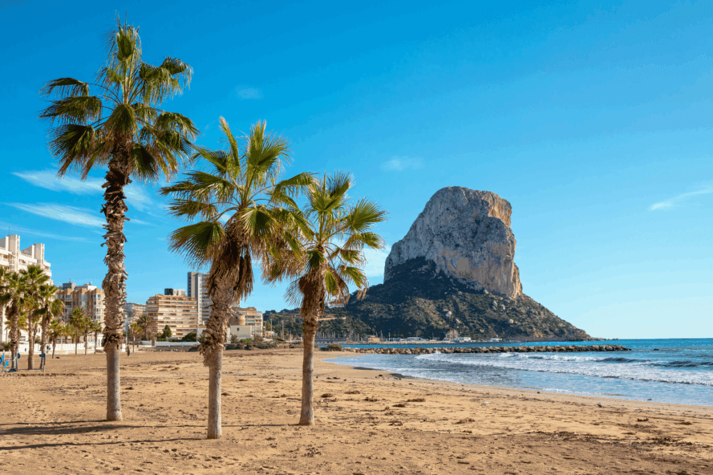 Peñón del Penyal d'Ifac en la Costa Blanca, Calpe - icónico pico calcáreo de 332 m