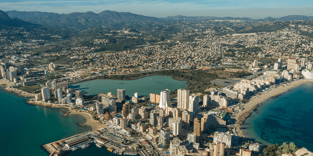 Vistas panorámicas desde la cima del Penyal d'Ifac - mar, horizonte de Calpe, lagos salados y montañas.