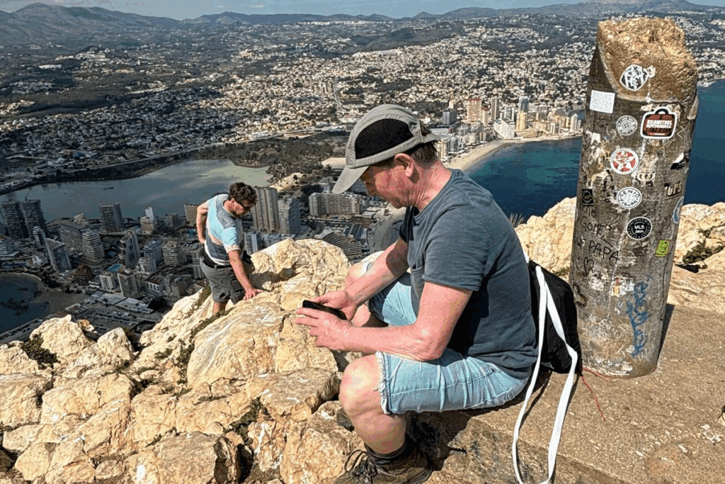 Senderistas en la cima del Penyal d'Ifac con vistas panorámicas sobre Calpe y el mar Mediterráneo