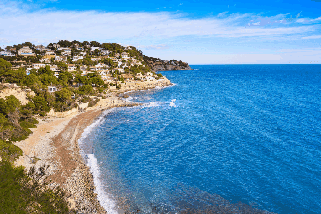 Vista aérea de la senda ecológica de Benissa a lo largo de la costa mediterránea con un mar azul claro