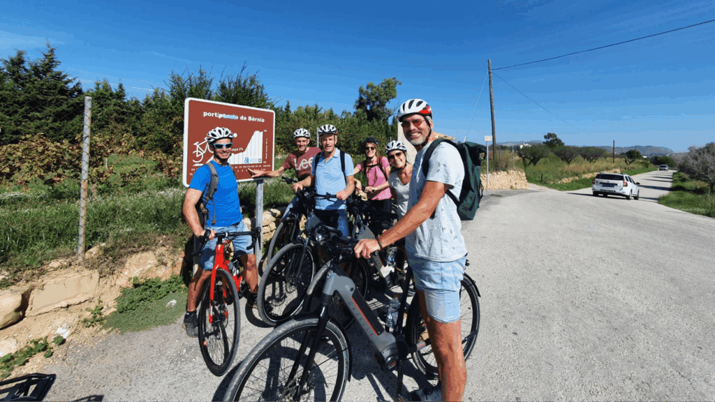 Groep fietsers in de Jalón vallei